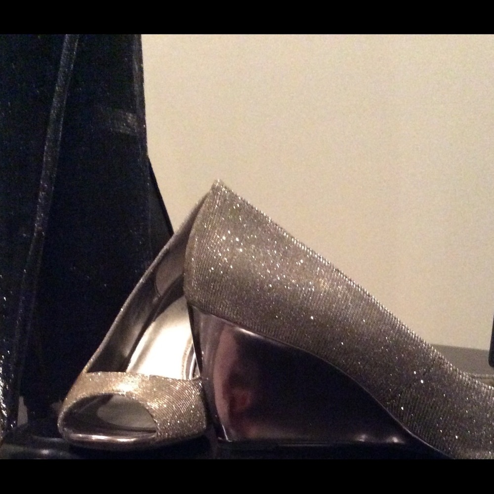 Silver wedge open toe wedge pump